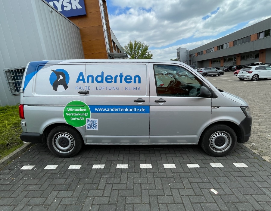 Digitaldruck Teilverklebung Transporter für Anderten Kälte + Klima von der Seite