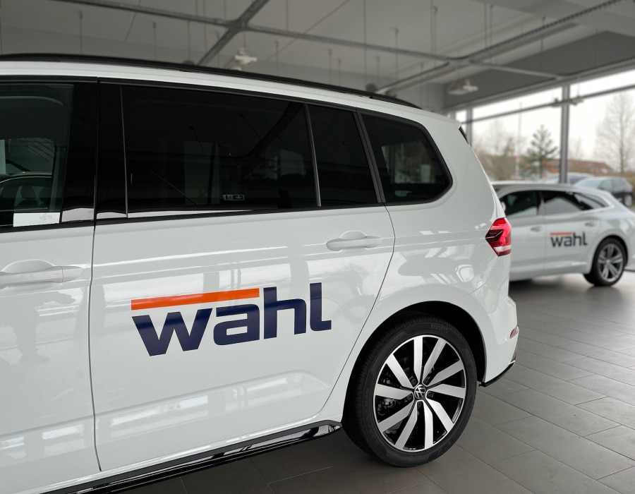 Fahrzeugfolierung Logo Wahl PKW Seitenansicht